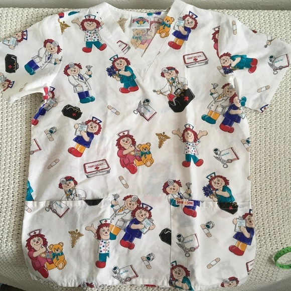 SCRUB STAR RAGGEDY ANN NURSE SCRUB SIZE SMALL WITH FRONT POCKETS - Picture 1 of 4